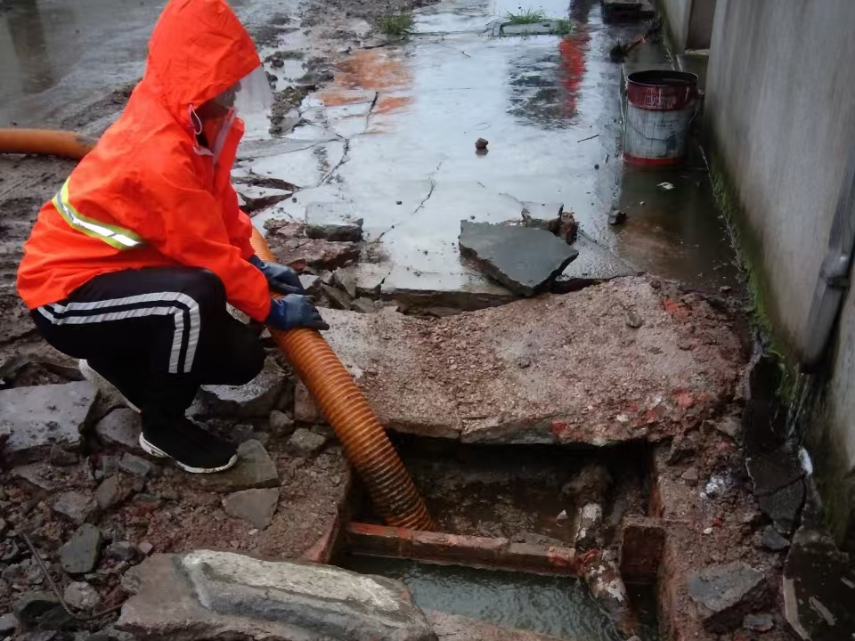 蒙自专业清理污水池 炜誉市政以规范流程守护城市 “肠道”