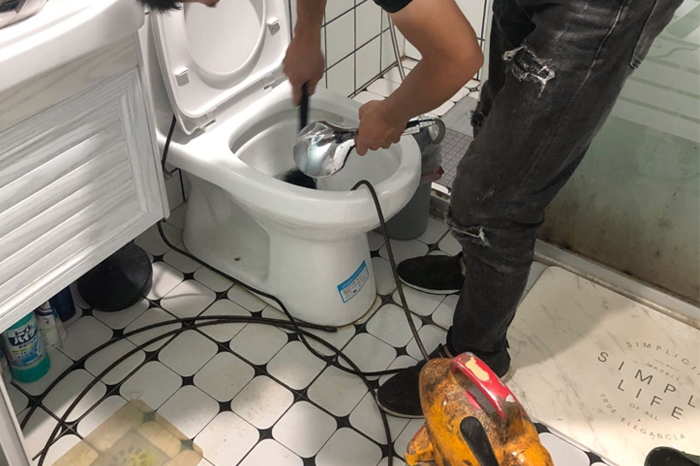 蒙自马桶堵塞自己疏通还是找师傅？专业上门服务让你省时更省心