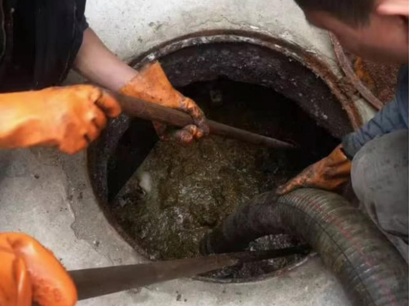 蒙自清理化粪池时如何避免沼气的危害？